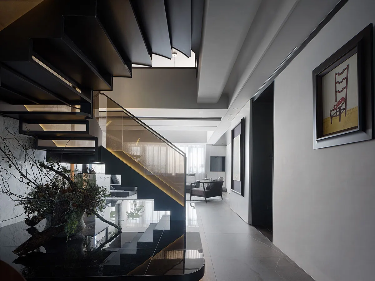 Modern interior design featuring glass, metal, and marble materials in a living space.
