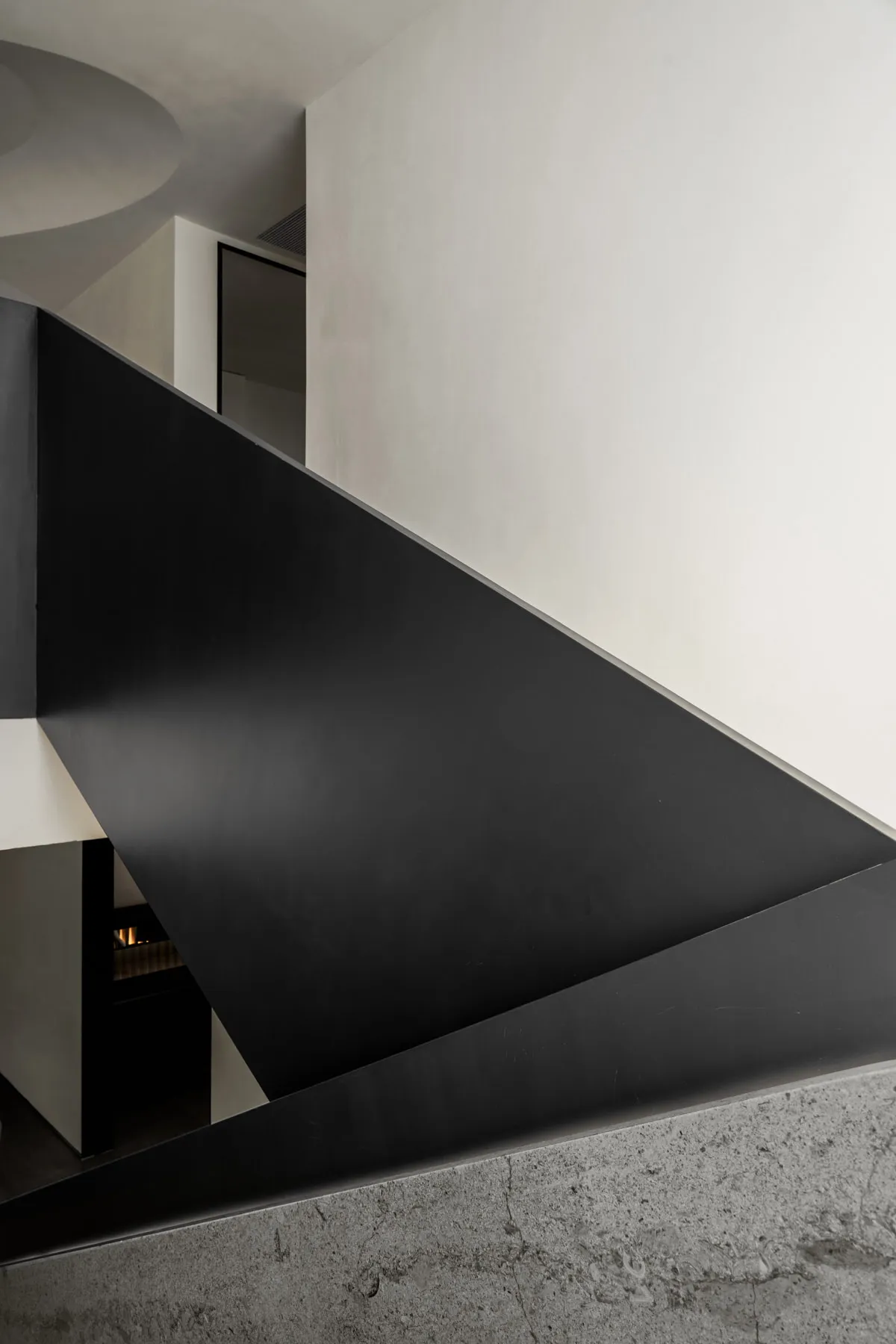 現代室內設計，展示一條俐落的黑金屬樓梯向上延伸