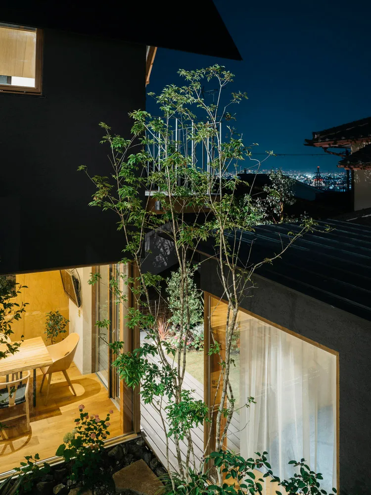 夜晚的現代住宅室內,展現木、玻璃與混凝土材質。