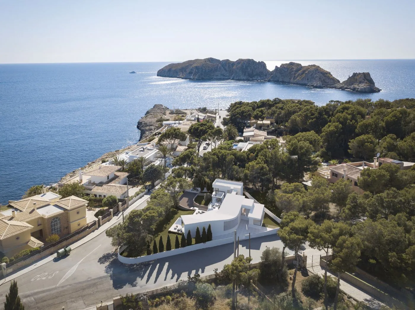 Modern villa overlooking the sea with a peaceful and luxurious atmosphere.