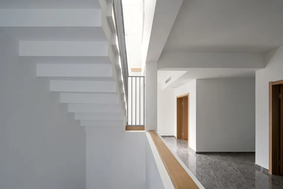 極簡住宅室內,搭配混凝土牆面與地板。