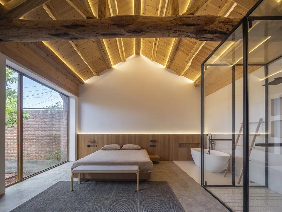 現代簡約臥室,融入木質元素與白色浴缸。