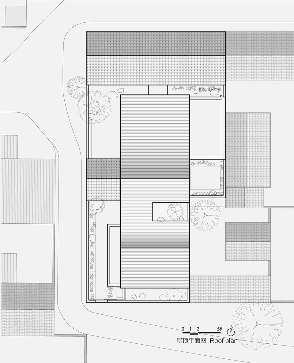極簡屋頂平面圖,以黑色線條與灰色圖案呈現建築結構與材料。
