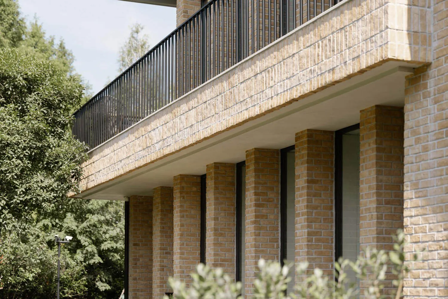 A modern building with columns made of bricks.
