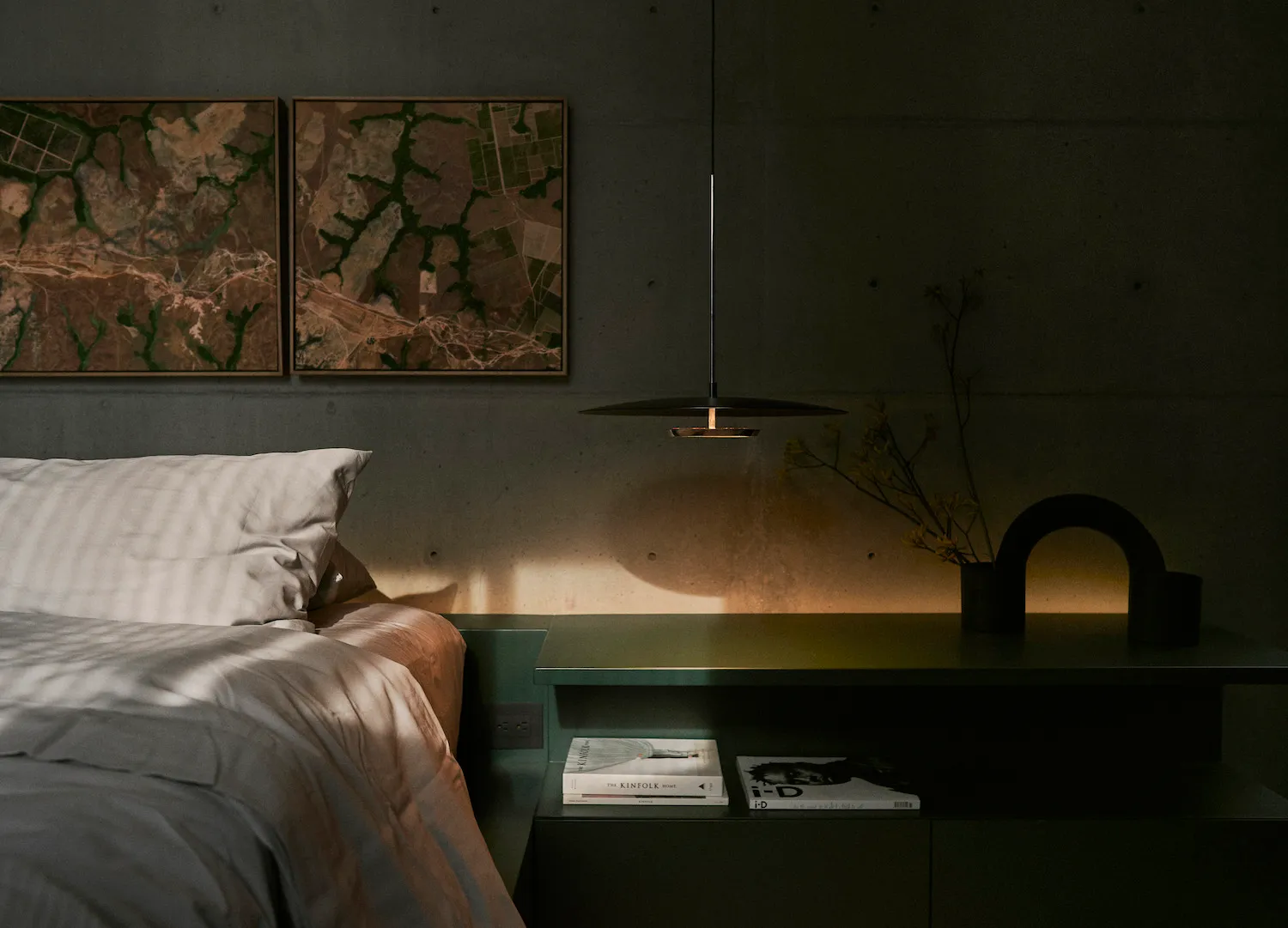 A modern bedroom featuring concrete and water materials.
