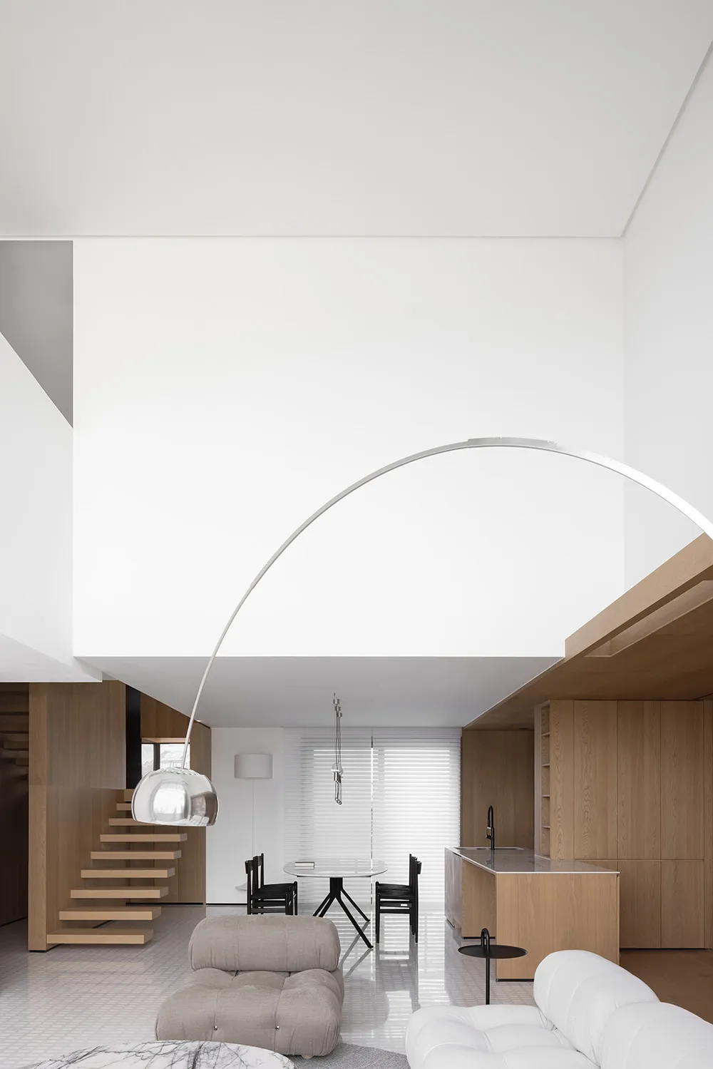 Modern living room with wood and marble finishes