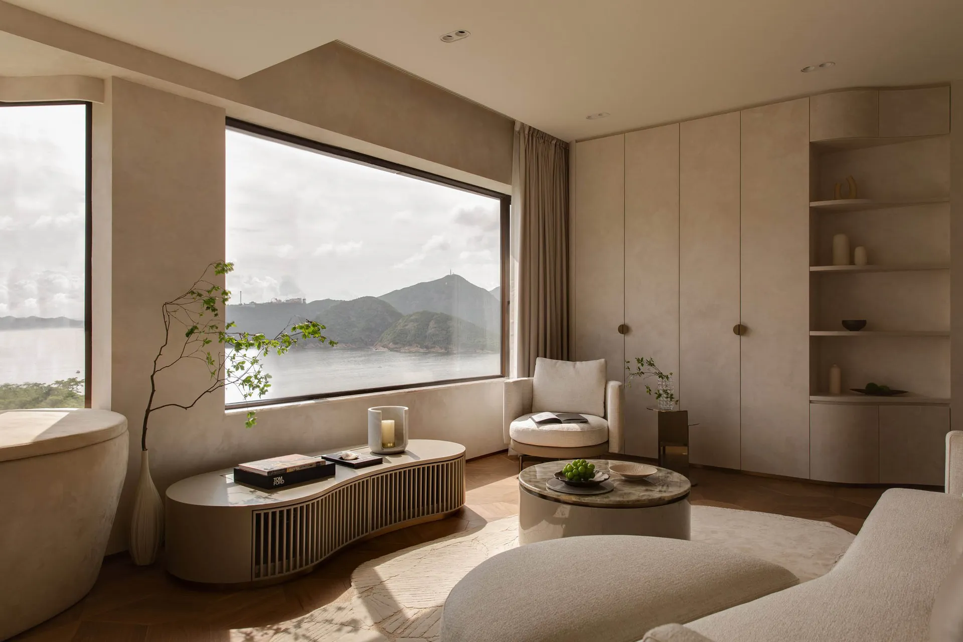 現代住宅客廳採用中性色調,並可欣賞山景。