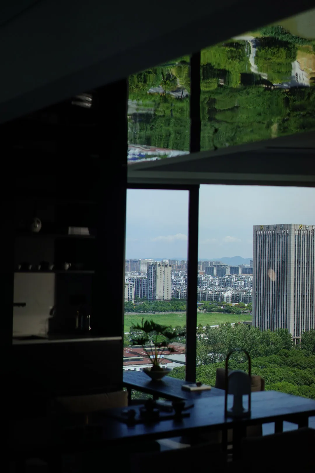 現代辦公室內部，配有流線型玻璃窗，可欣賞城市景觀。