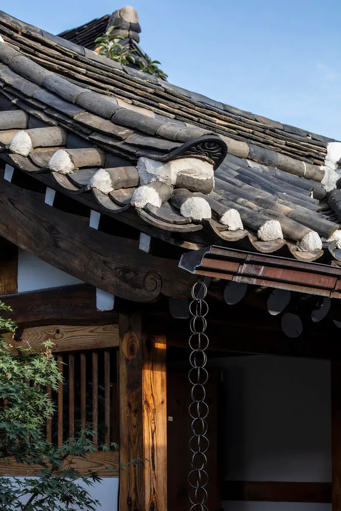 傳統日式建築的屋頂細節,呈現陶瓦屋頂與雨鏈。