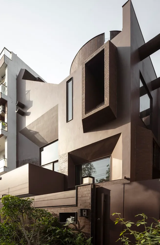 一座以混凝土建造的現代建築外觀,呈現幾何造型與大面窗戶。
