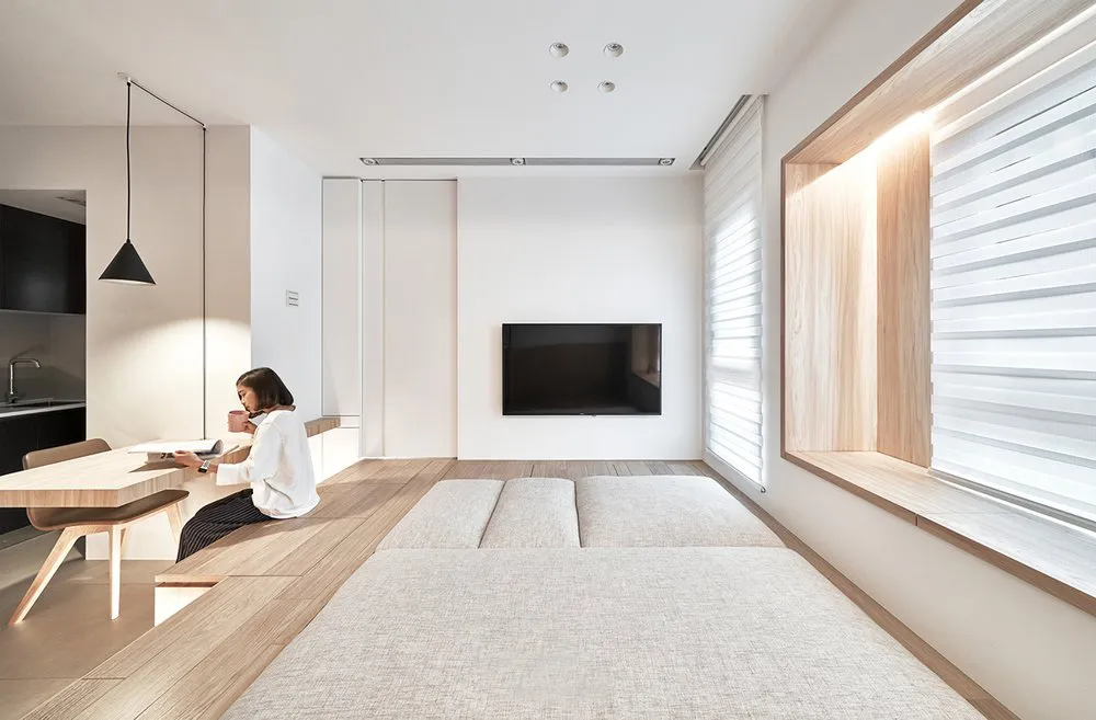 現代住宅室內,採用極簡設計、木質地板與層壓板表面。