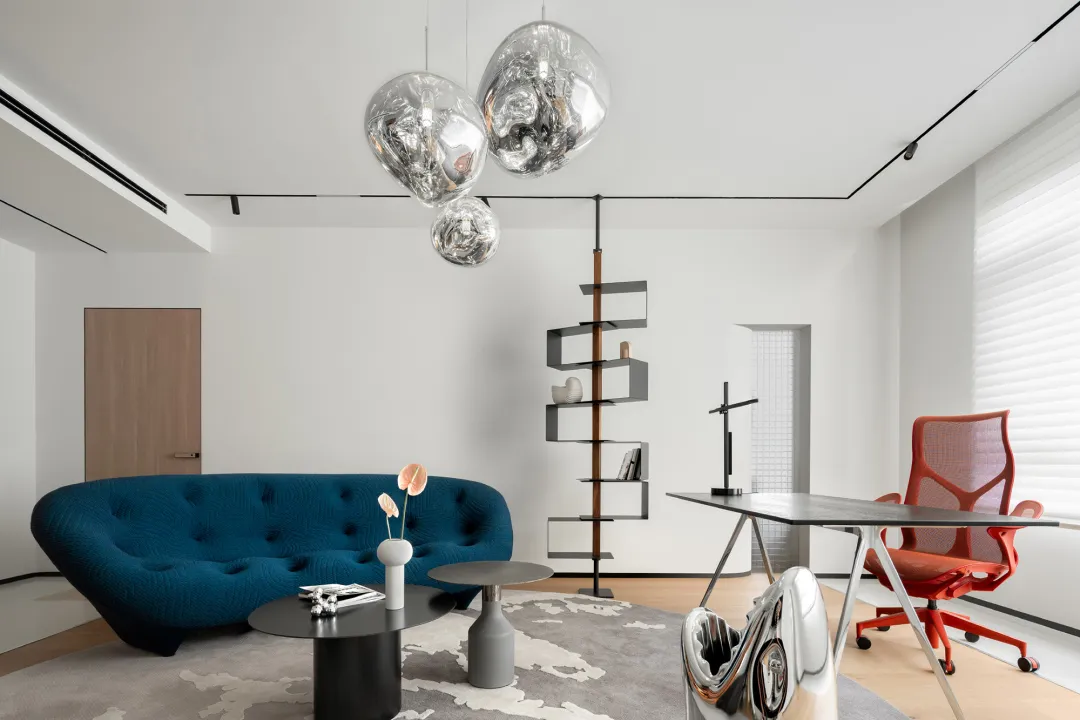 現代客廳以流線金屬家具搭配玻璃裝飾