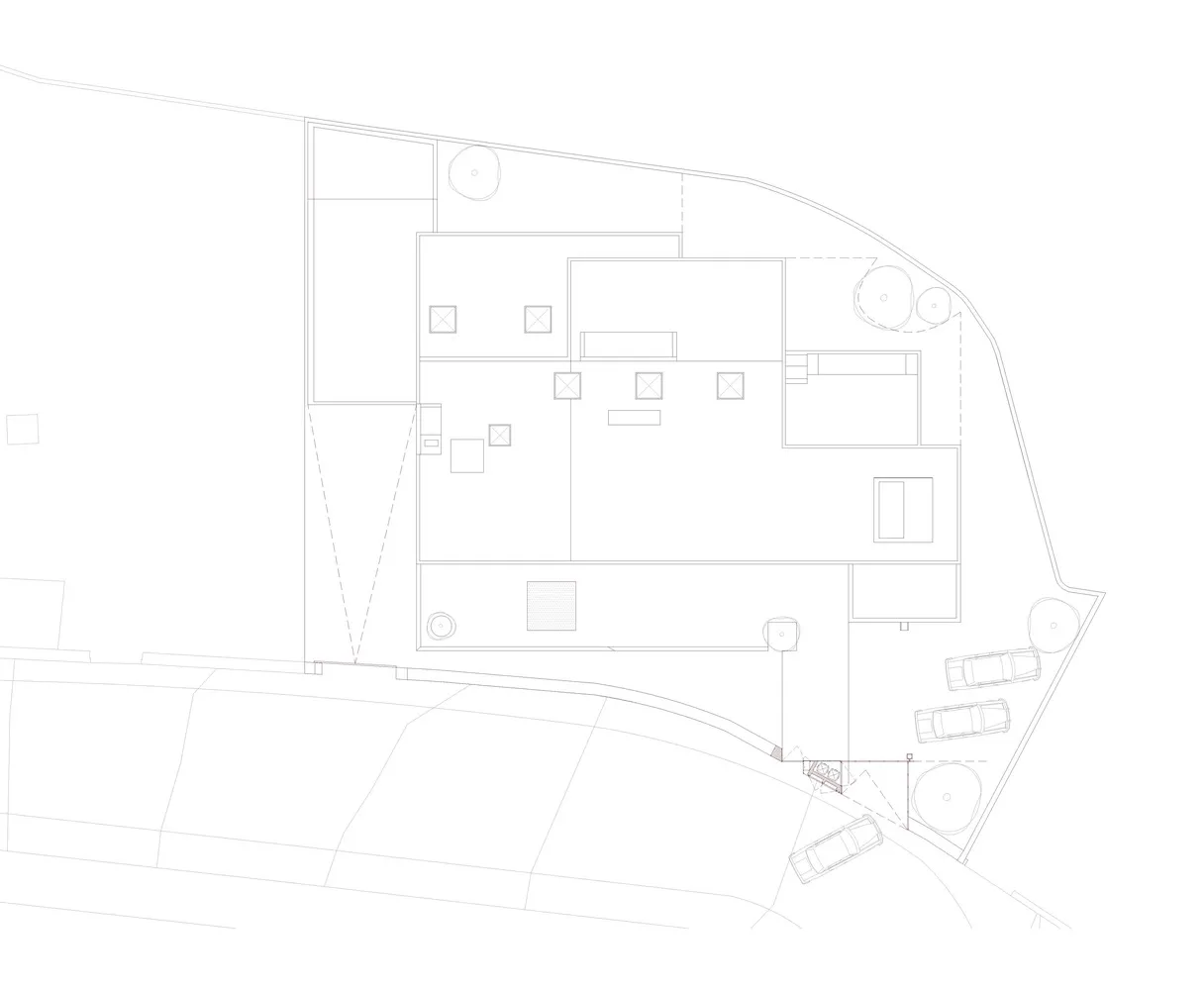 一張詳細的2D建築圖，展示現代辦公室佈局，呈現開放式空間與功能分區。