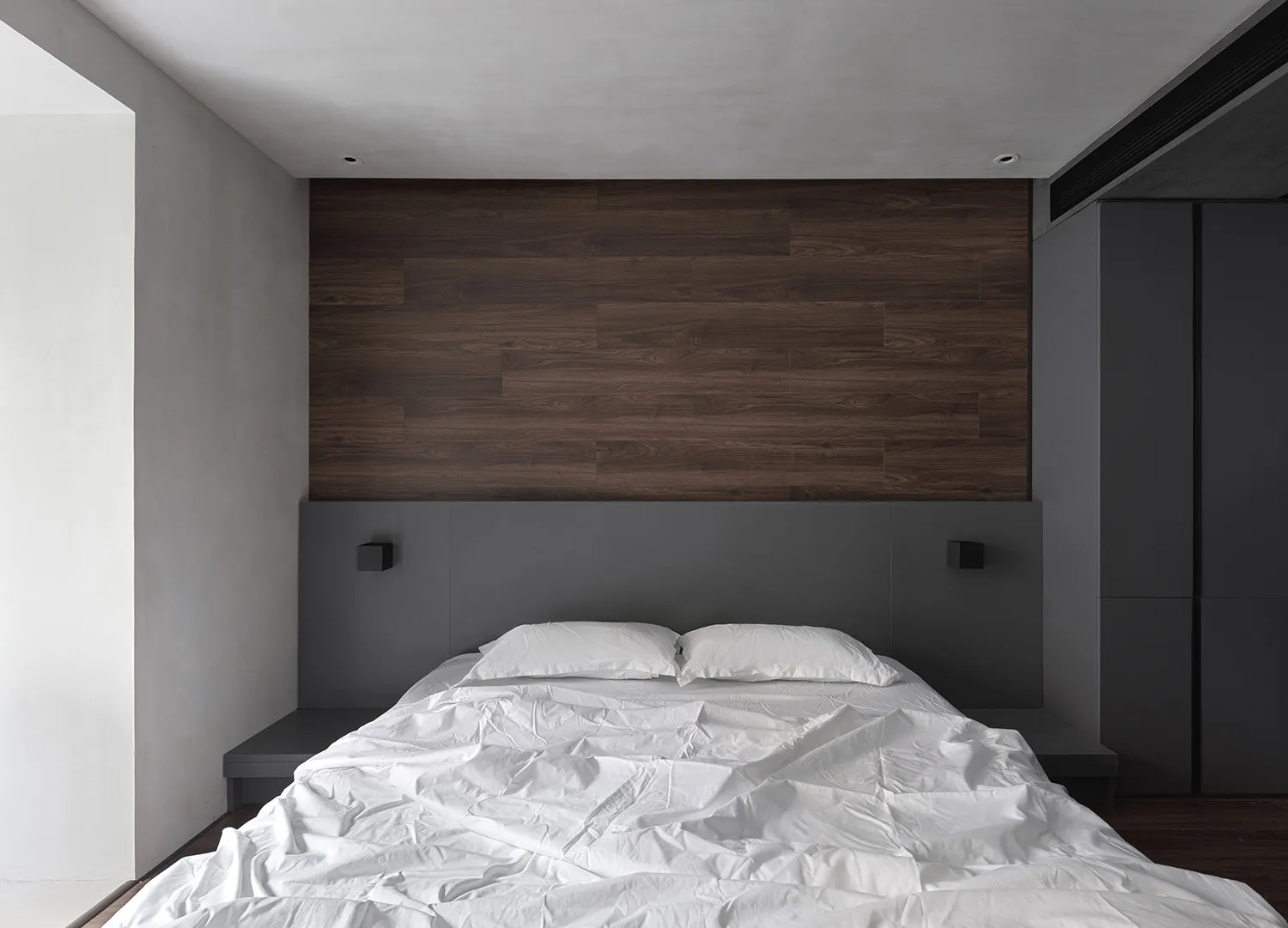 簡約臥室以白色床鋪搭配木質元素為特色。