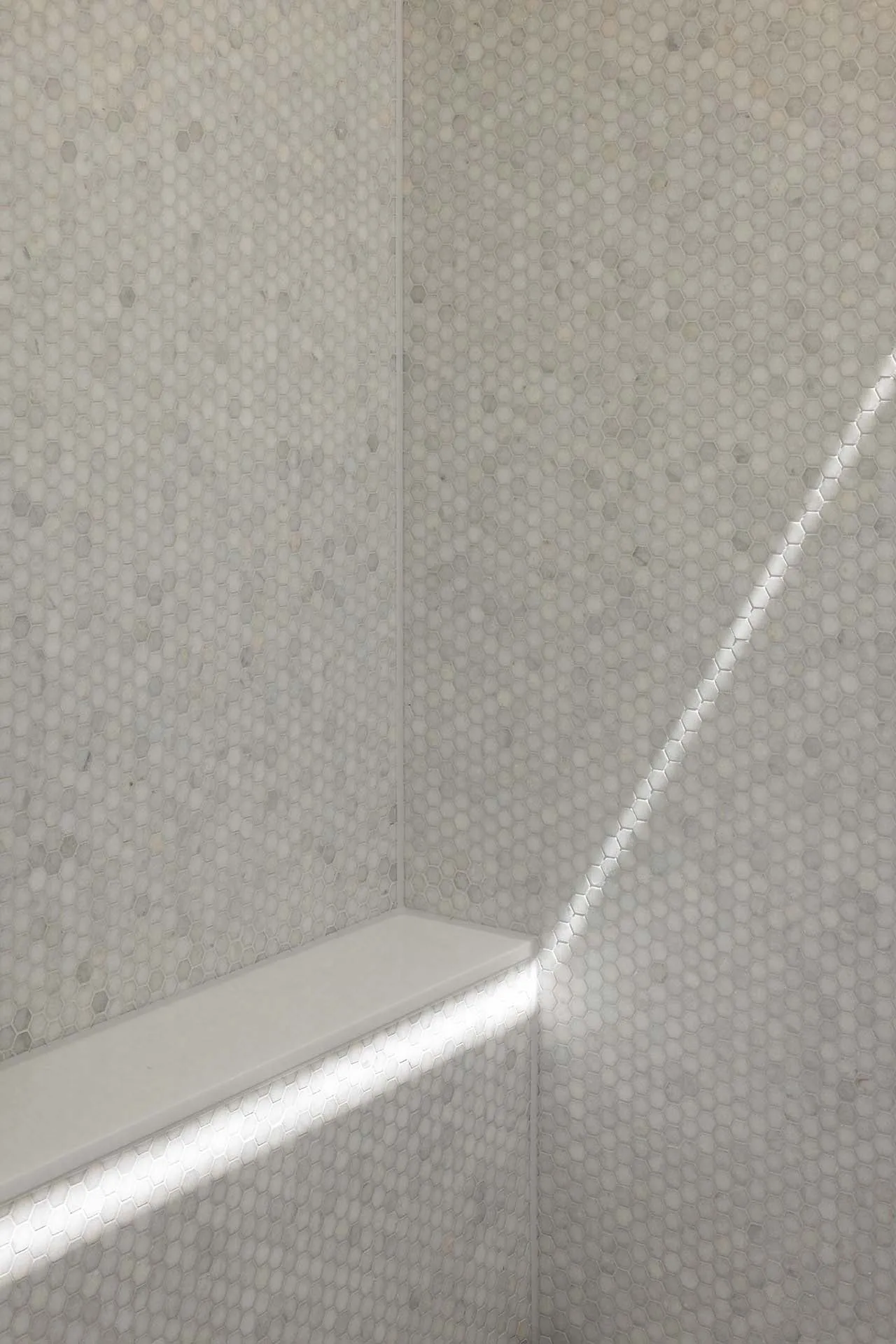 現代浴室,六角磚牆面搭配內建長椅。