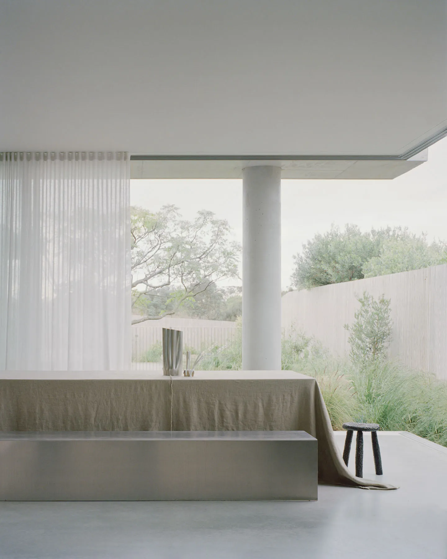 Modern interior design featuring concrete surfaces and minimalist elements.