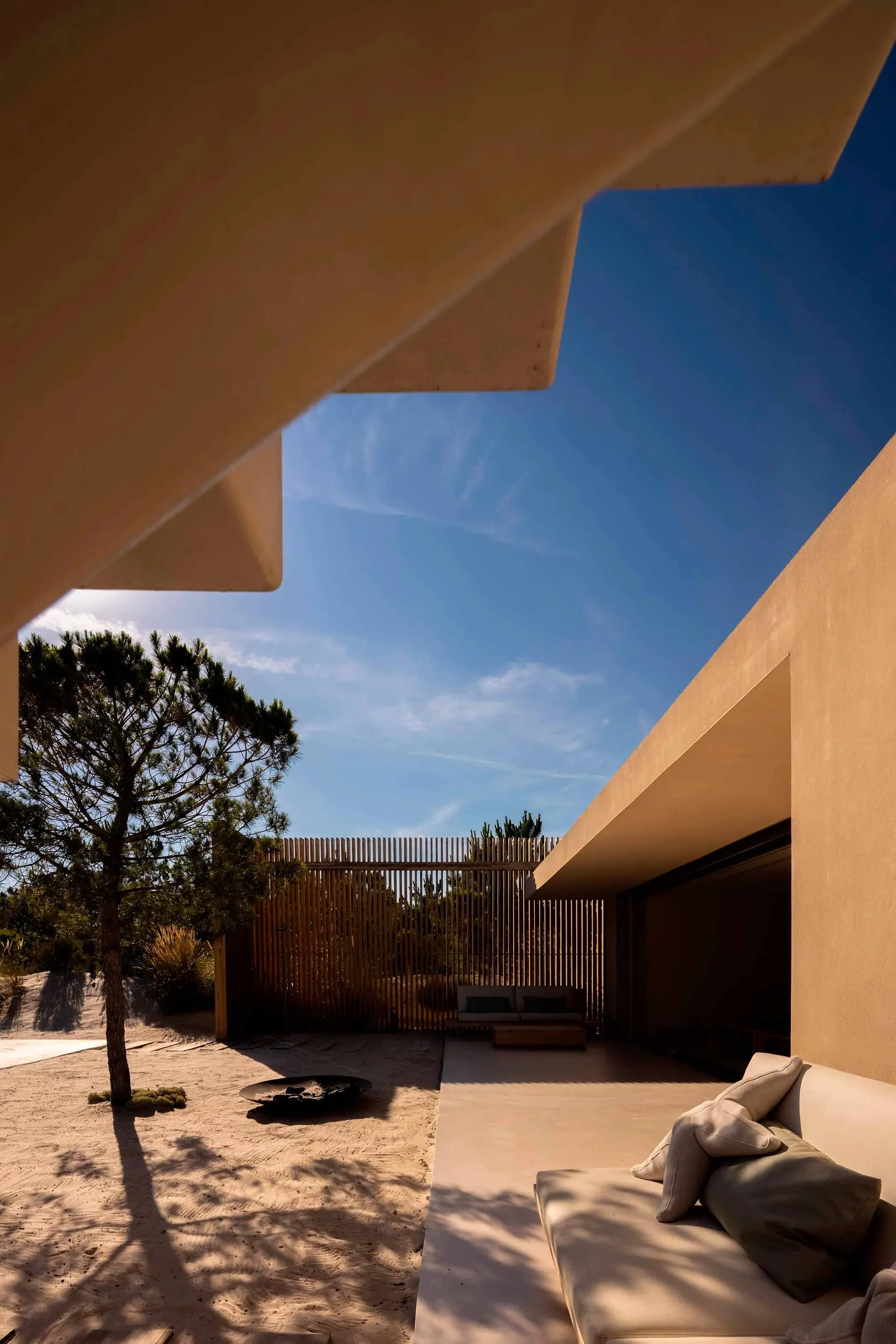 A minimalist residential exterior made of sand, featuring clean lines and a simple design.