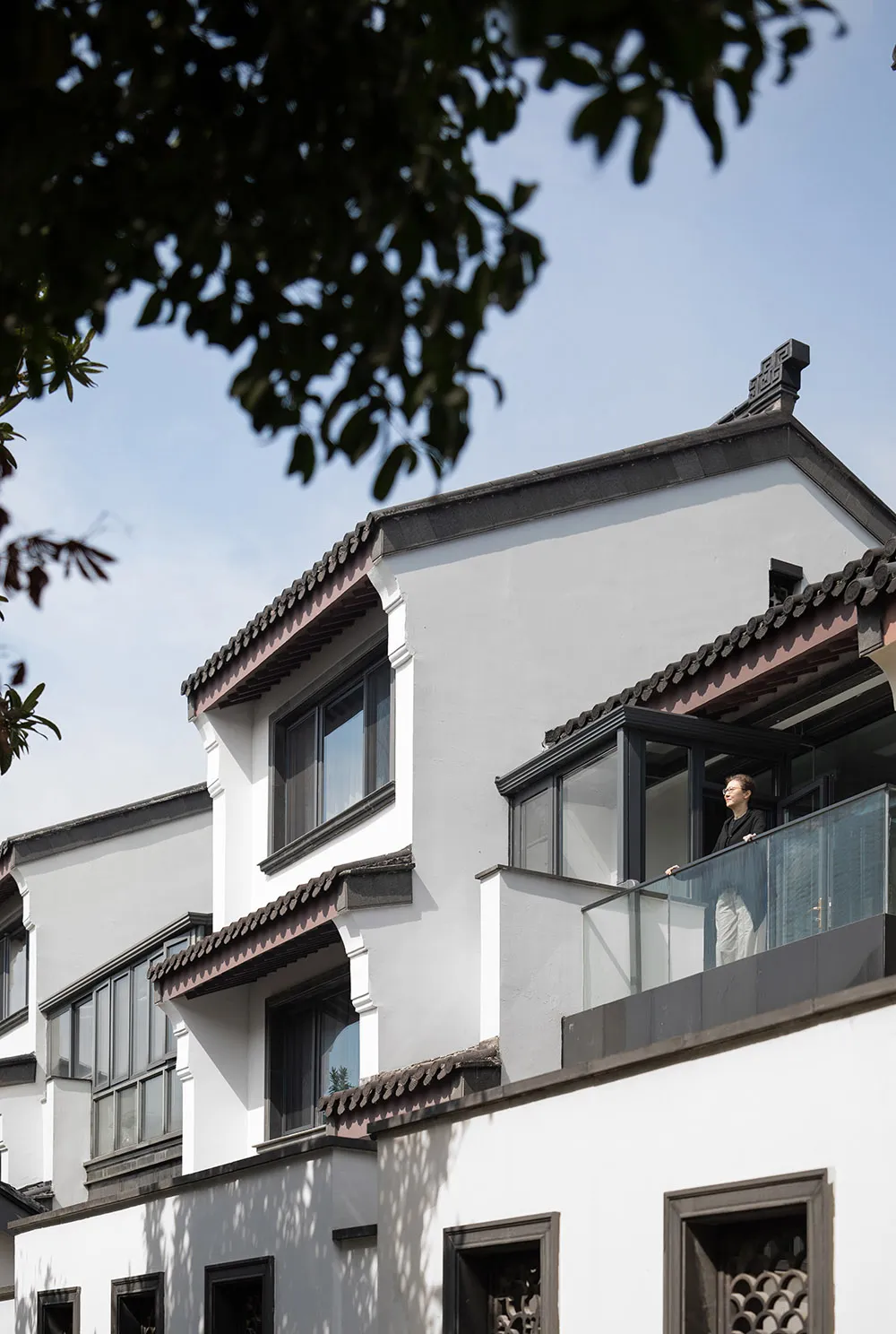 一座以白色石材建造的現代建築。