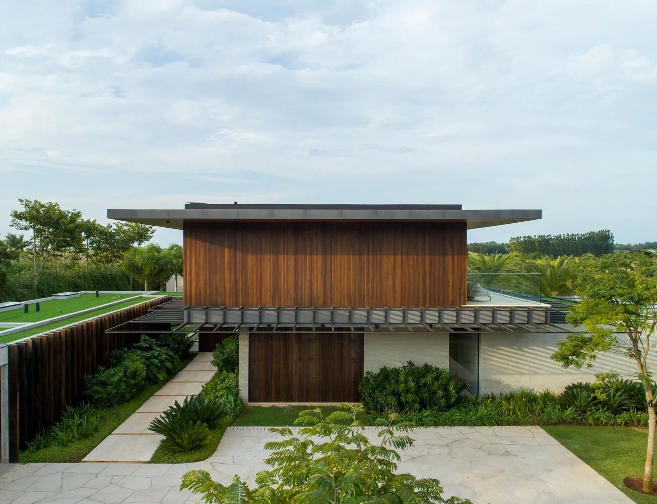 現代簡約住宅建築,採用木、混凝土與玻璃材質