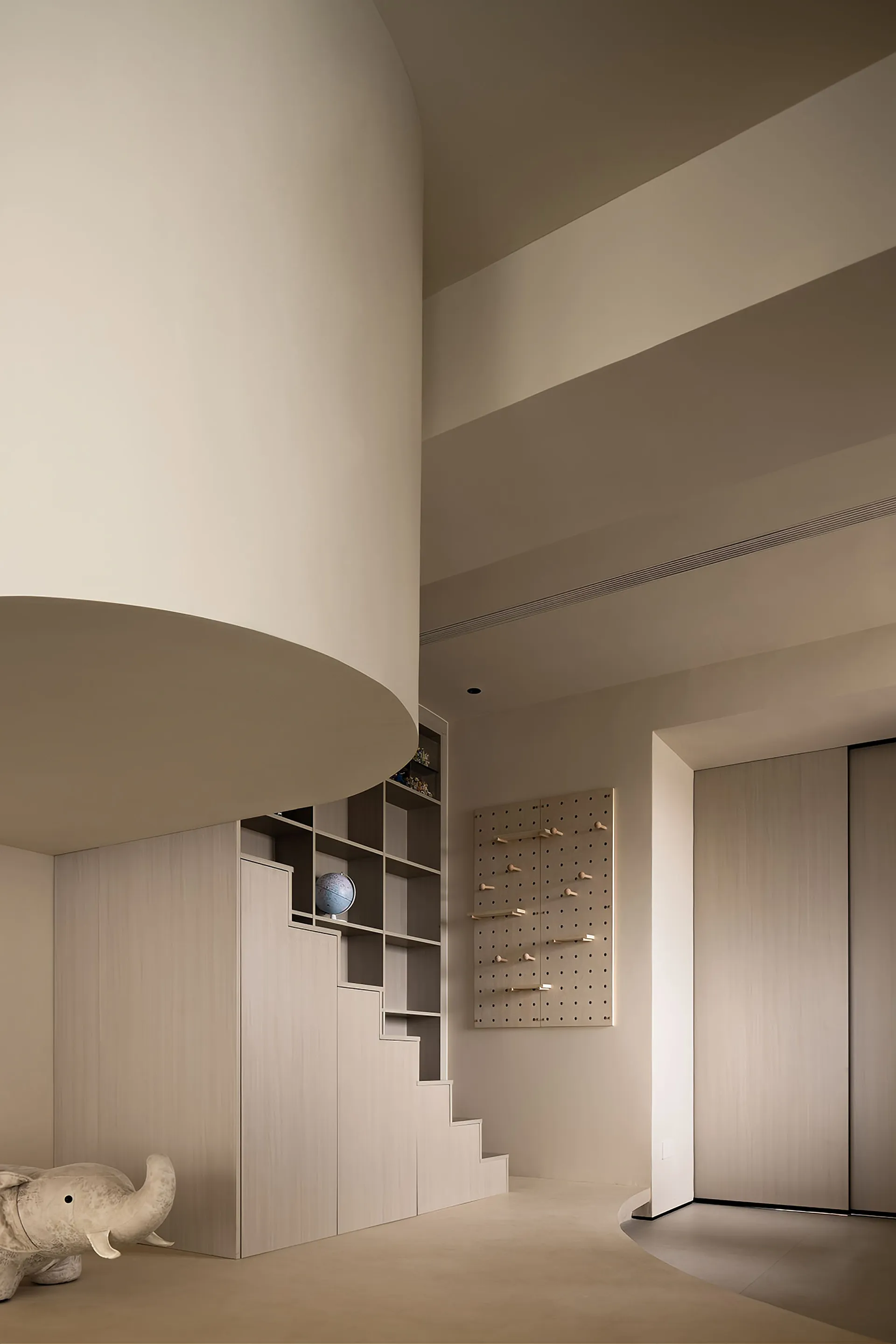 Modern interior design featuring a wooden and concrete staircase with built-in storage shelves.