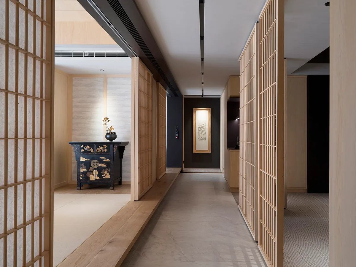 現代室內設計，展現木質板材走廊、簡約燈光與寧靜氛圍。