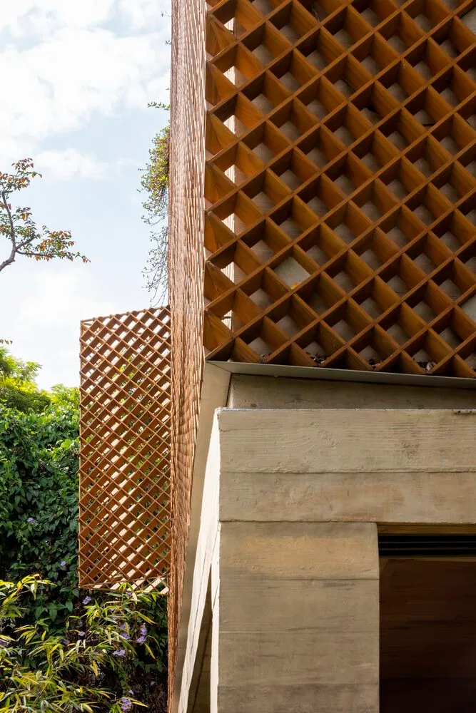 A wooden grid design with a lattice pattern.