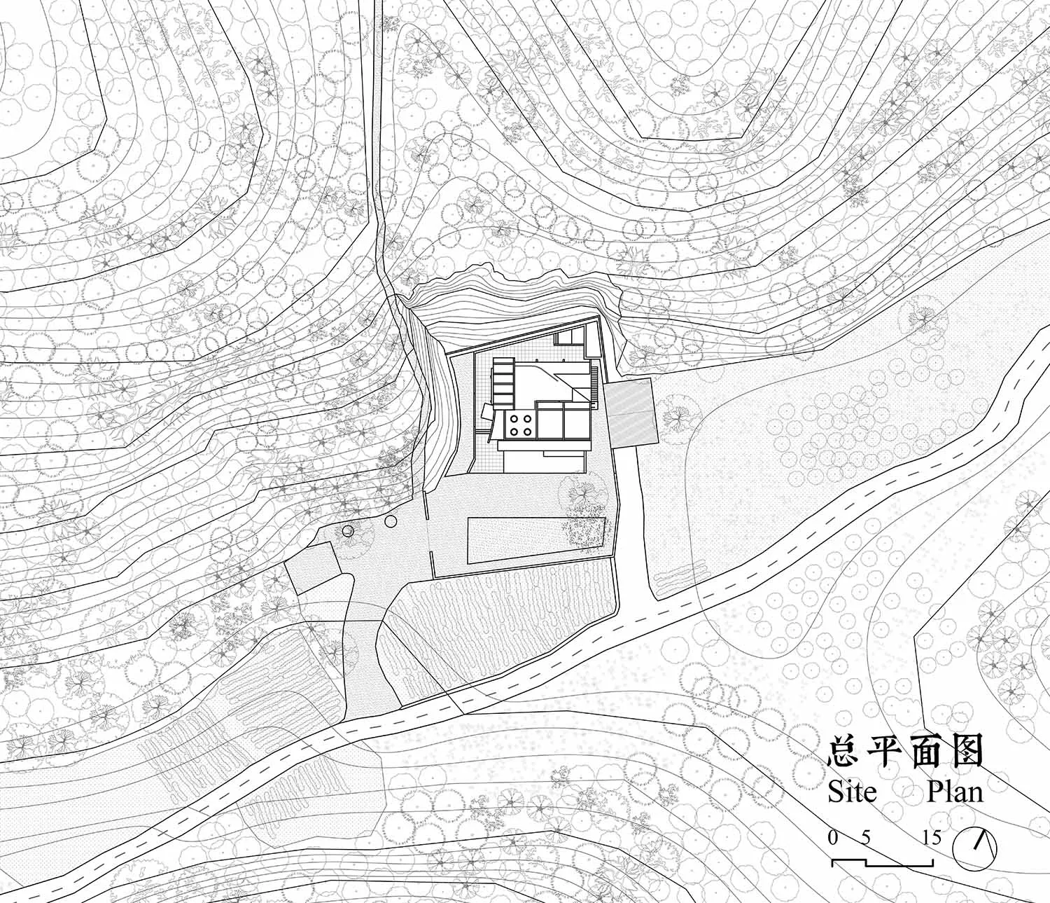 詳細的建築基地平面圖,呈現景觀建築設計,包含樹木、地形等高線與建築配置。