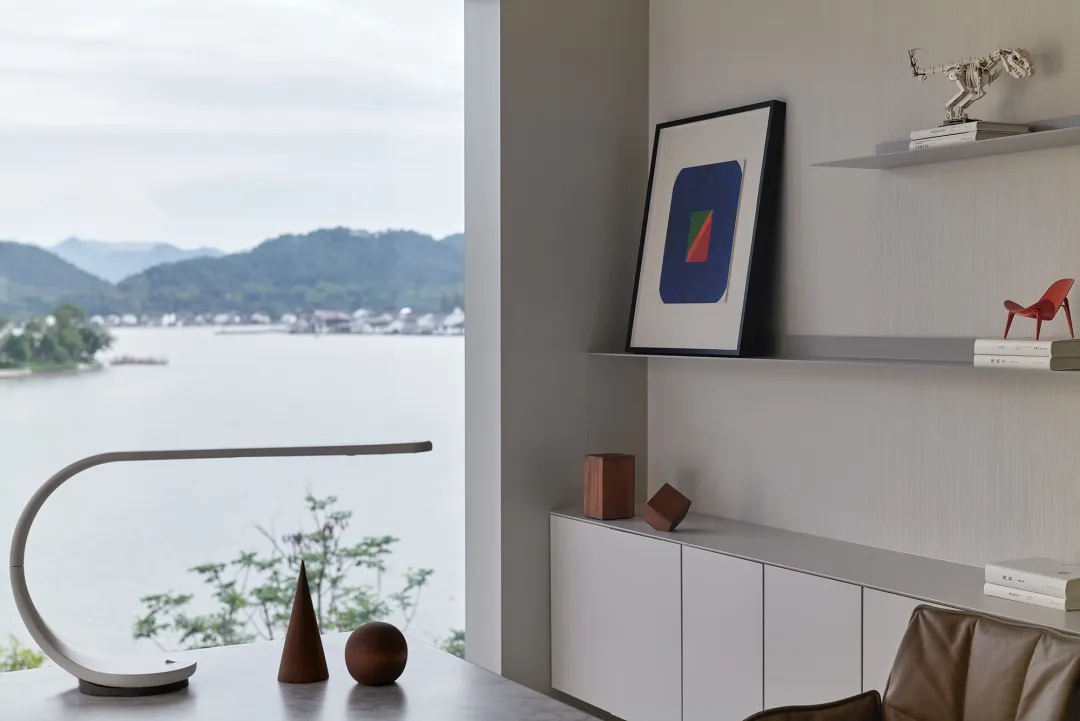 休閒辦公空間,展現混搭材質與寧靜 waterfront 景觀。