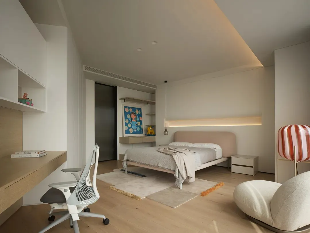 Modern bedroom with wooden elements, featuring a contemporary design and minimalist aesthetic.