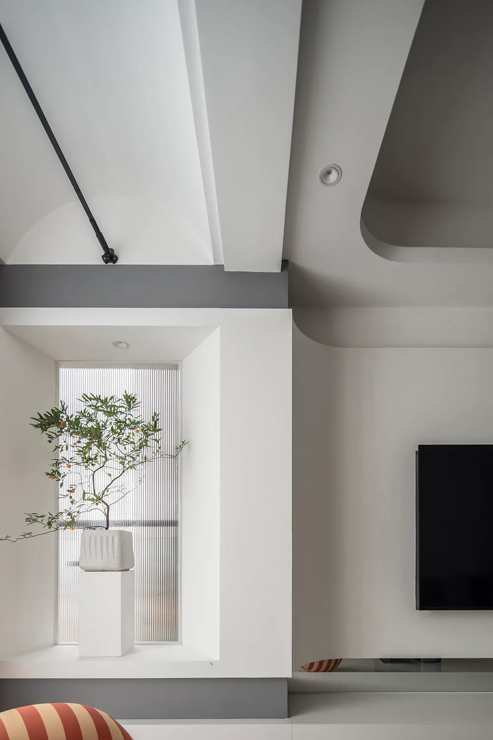 現代客廳,混凝土牆面搭配極簡設計。