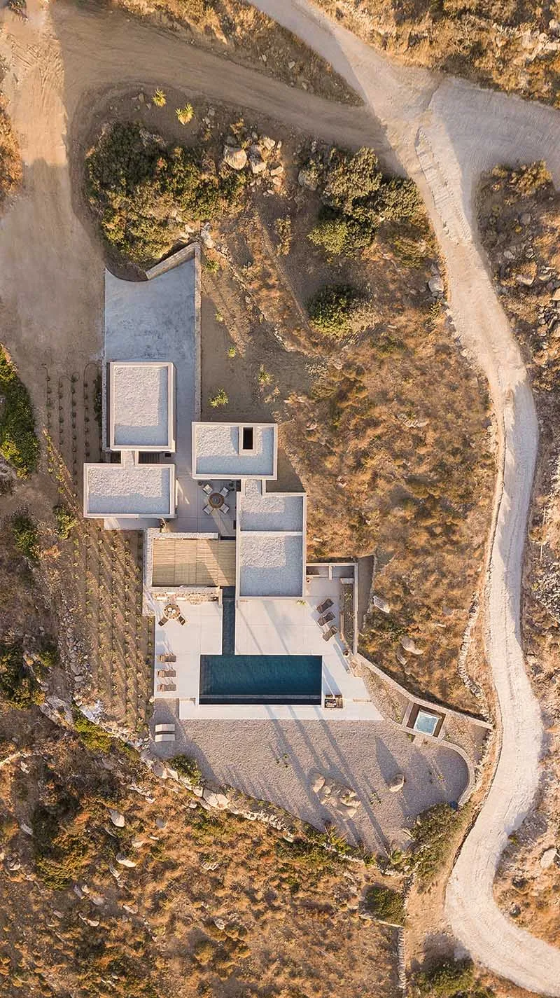 俯瞰現代極簡住宅建築平面圖,採用混凝土與石材材質。