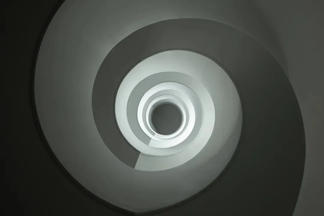 由白色混凝土打造的現代樓梯,搭配圓形踏步。