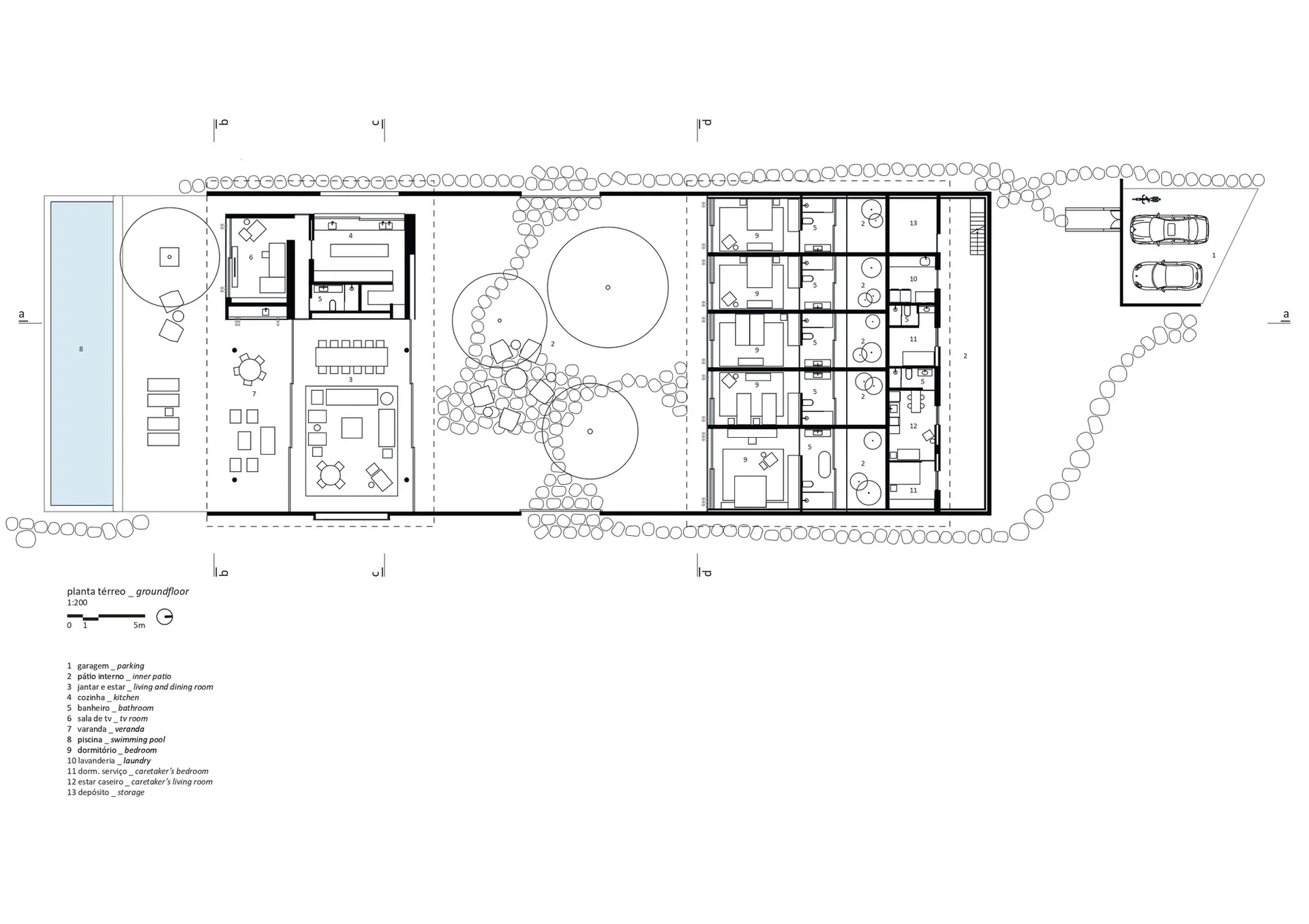 一棟建築物一樓的詳細建築平面圖,顯示各個房間與戶外空間。