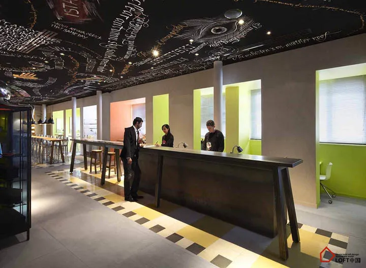 簡約咖啡店,配有現代金屬吧台、玻璃窗與混凝土地板。
