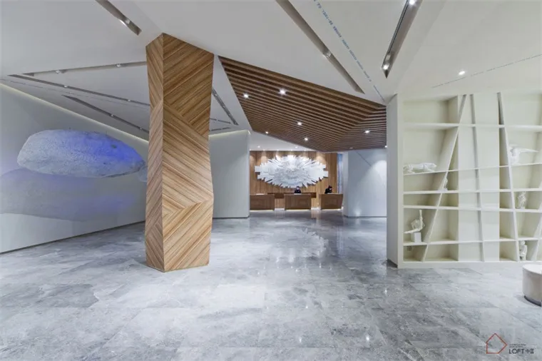 現代設計的酒店大廳,採用混凝土牆面與地板。