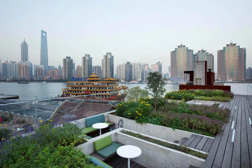 都市屋頂花園，設有混凝土花槽與休憩區，俯瞰城市天際線。