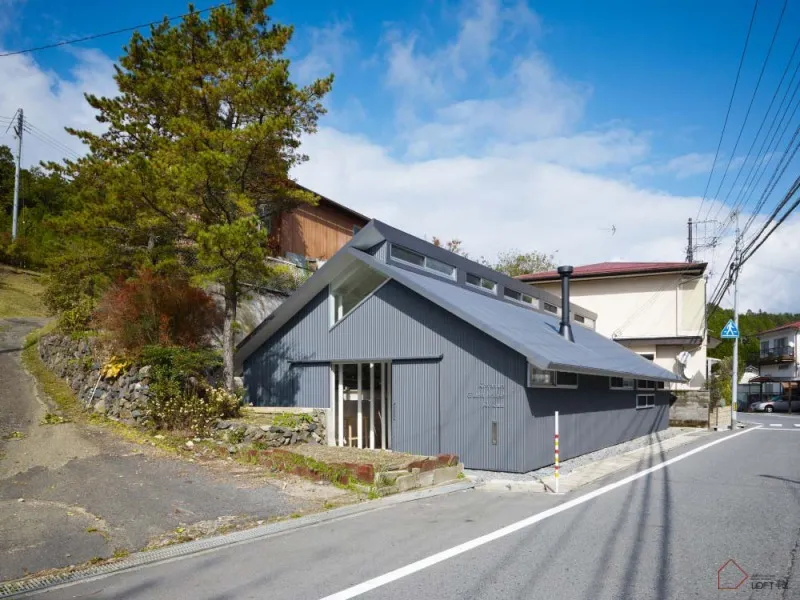 一棟極簡風格的住宅建築,外牆採用金屬板材。