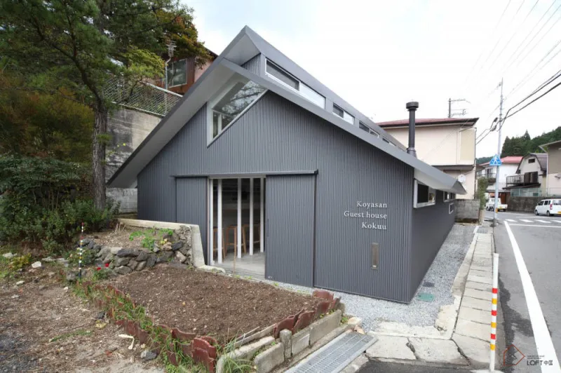 灰色石板步道搭配現代金屬屋頂結構