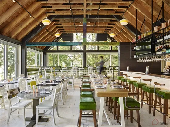 現代餐廳室內空間，擺放木質餐桌、餐椅與吧台椅。