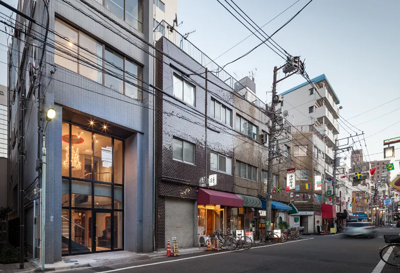 東京現代建築的街景,展現當代建築與都市設計。