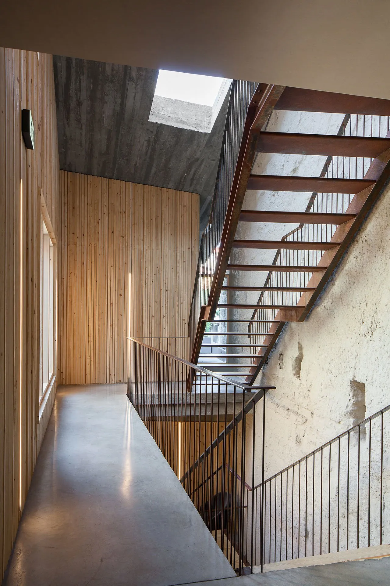 A modern interior design featuring wooden and concrete materials.