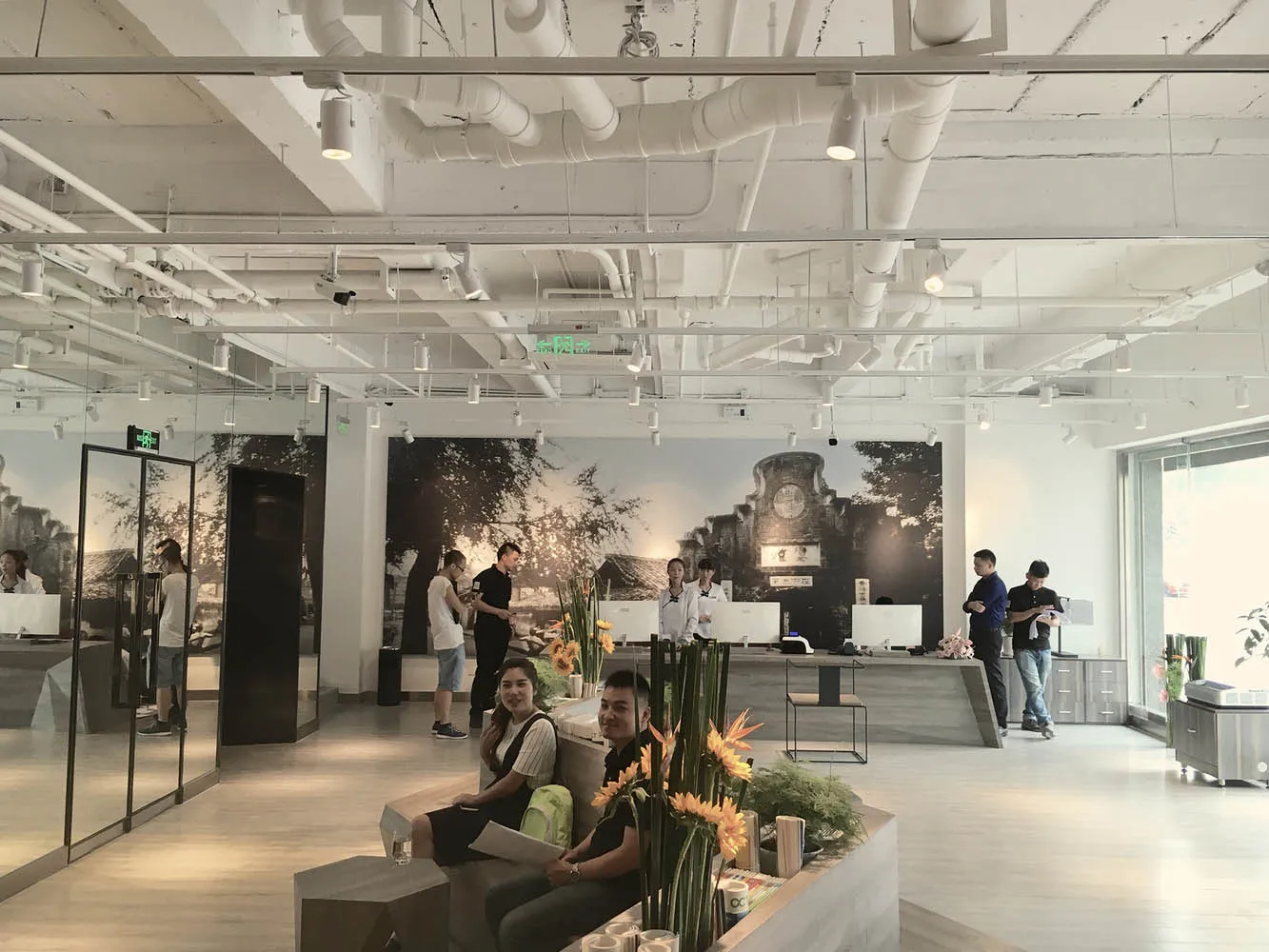 工業風格辦公室室內,混凝土牆面搭配金屬家具