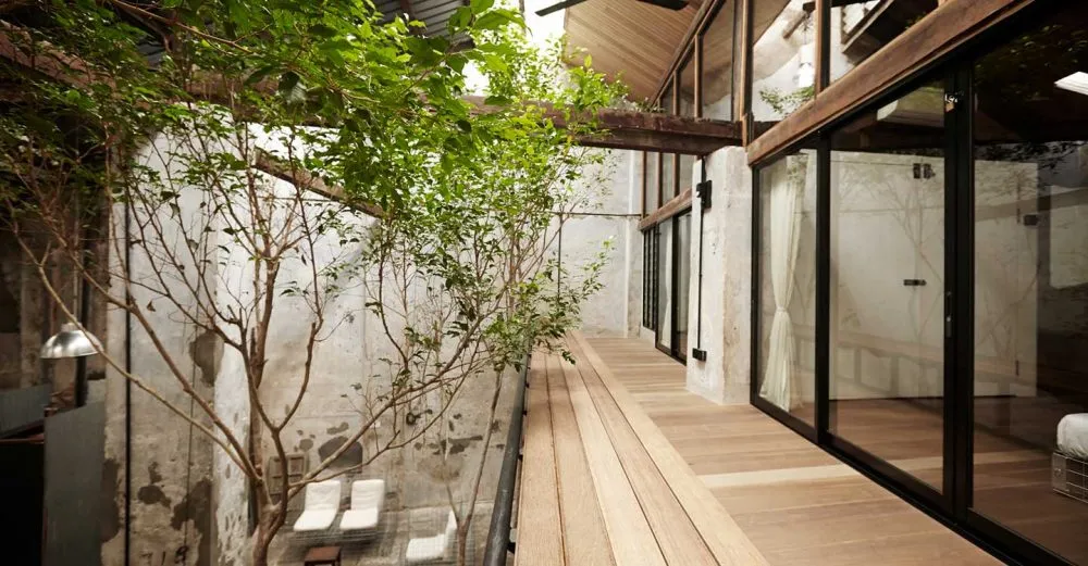 工業建築設計,展現木質地板、玻璃窗與混凝土牆面。