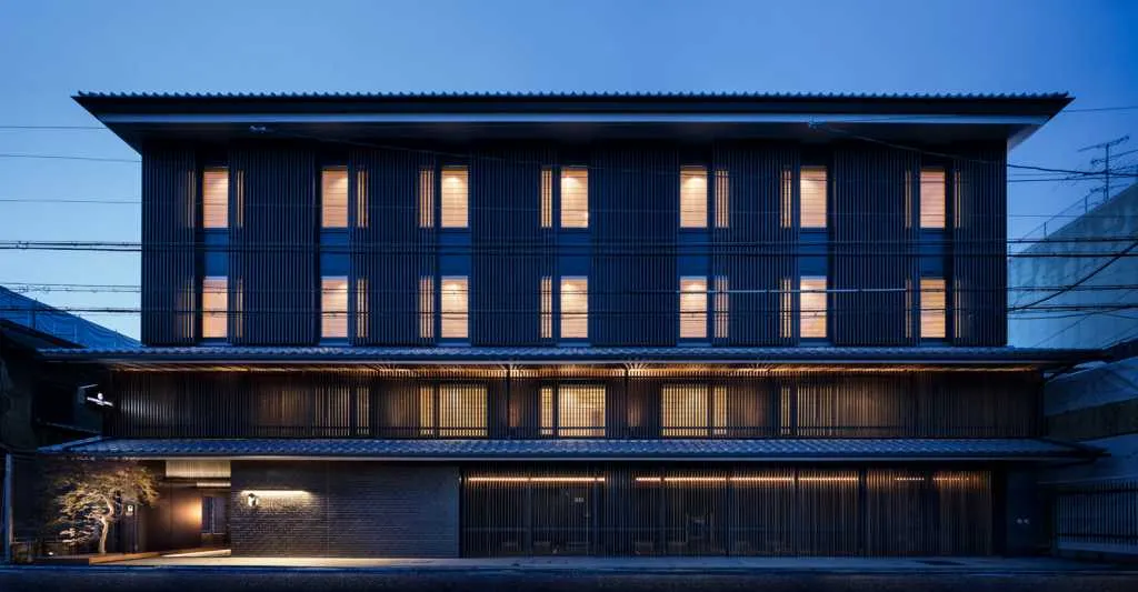 現代住宅木造建築於黃昏時分,外牆為木質,室內燈光亮起