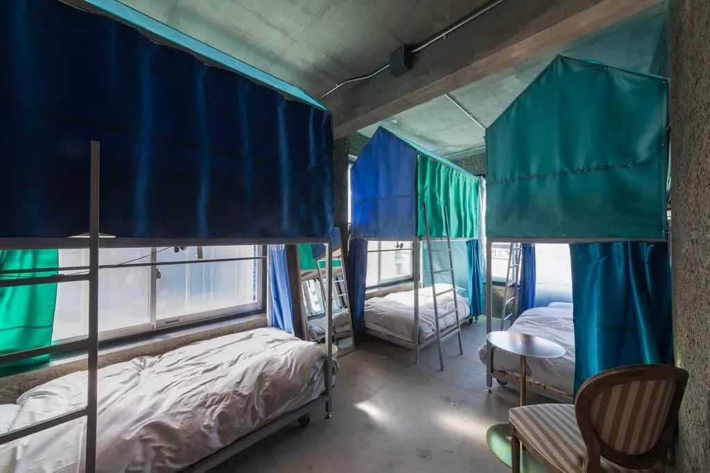 溫馨的工業風露營小屋室內，採用金屬與棉混紡材質。