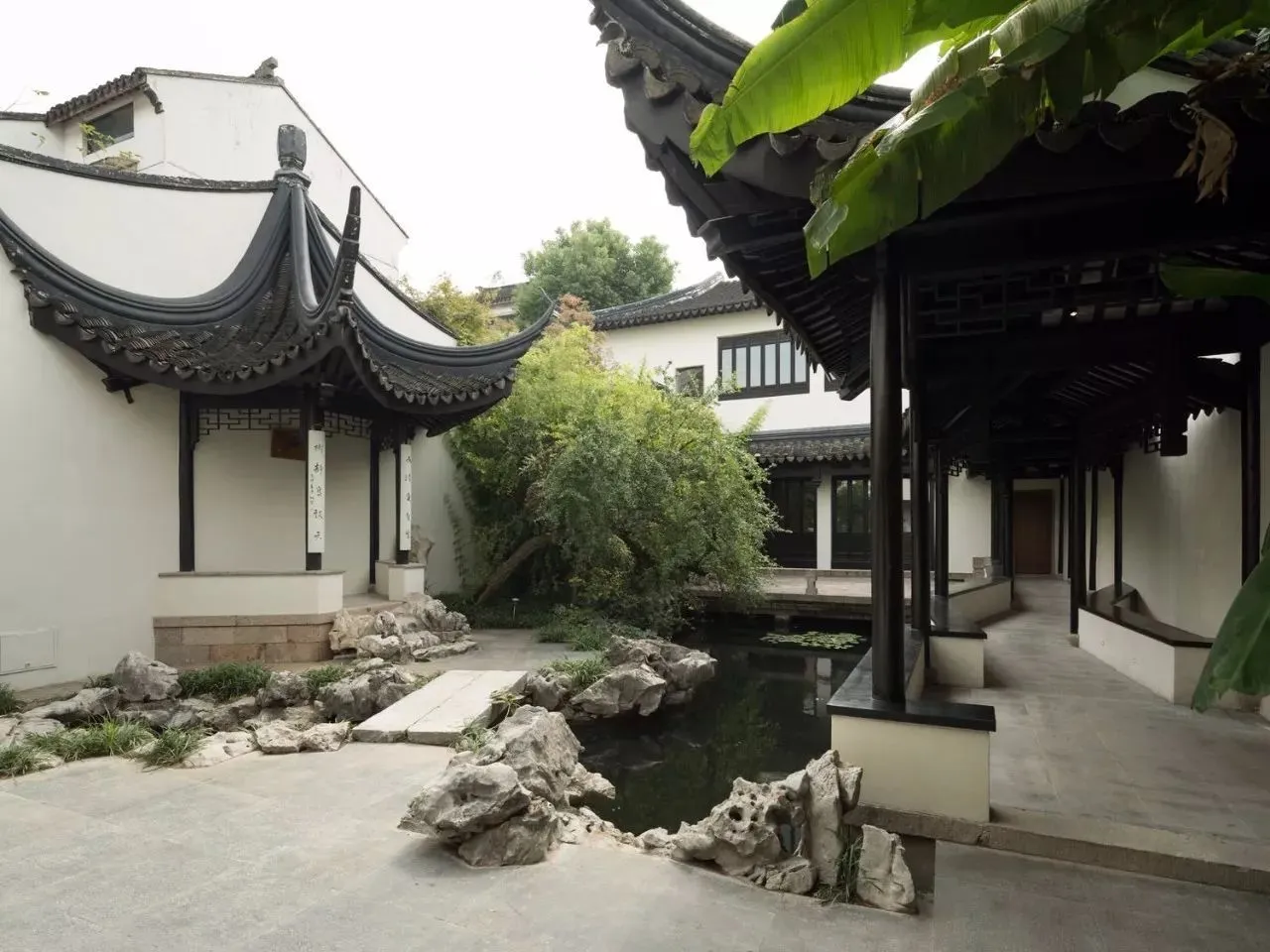 傳統建築庭院,搭配石材元素與金屬屋頂。