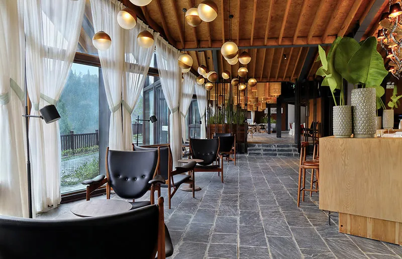 工業風餐廳室內,搭配石材地板與皮革椅面。
