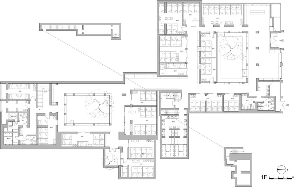 現代辦公室建築平面圖,展示辦公空間與配置。