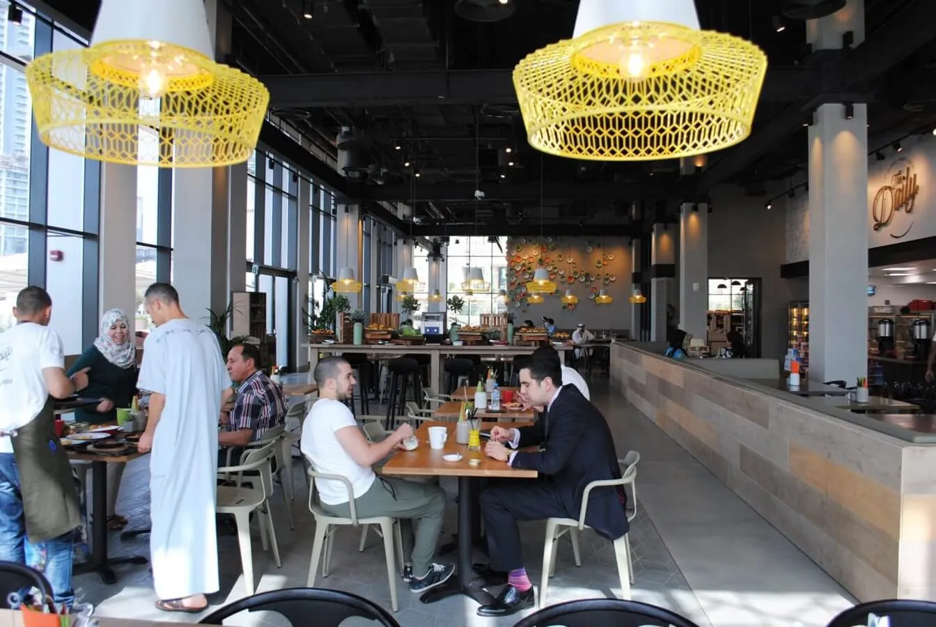 工業風餐廳室內空間,搭配金屬吊燈與現代設計
