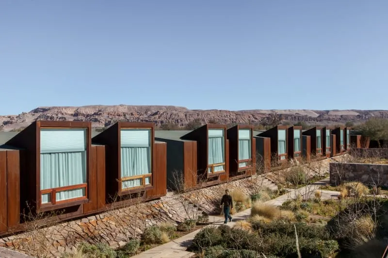 山區景觀中的金屬外牆住宅建築